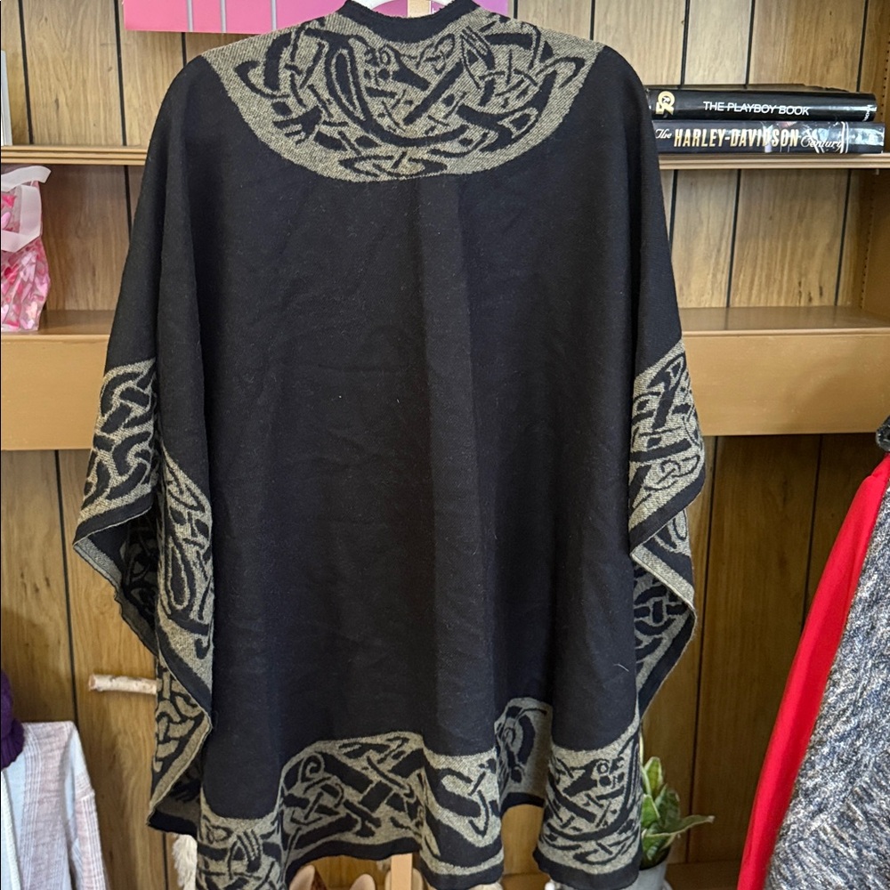 Jimmy Hourihan Shawl - Picture 3 of 3